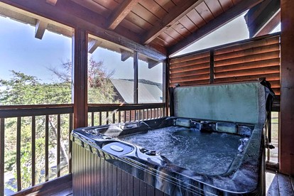 Elegant Wooden Cabin with Hot-tub in Pigeon Forge, Tennessee - Pigeon Forge, Tennessee - glamping.directory