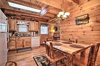 Elegant Wooden Cabin with Hot-tub in Pigeon Forge, Tennessee - Pigeon Forge, Tennessee - glamping.directory