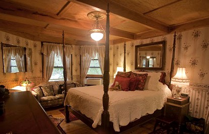 Romantic Getaway with a Jacuzzi in Saugerties, New York - Saugerties, New York - glamping.directory