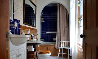 Romantic Getaway with a Jacuzzi in Saugerties, New York - Saugerties, New York - glamping.directory