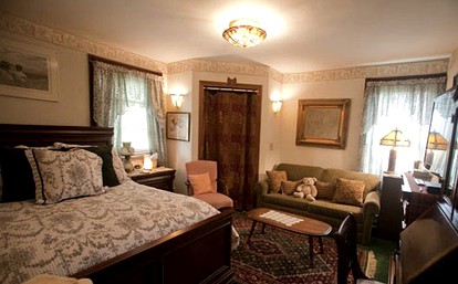 Romantic Getaway with a Jacuzzi in Saugerties, New York - Saugerties, New York - glamping.directory