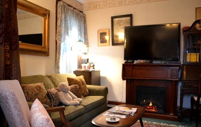 Romantic Getaway with a Jacuzzi in Saugerties, New York - Saugerties, New York - glamping.directory