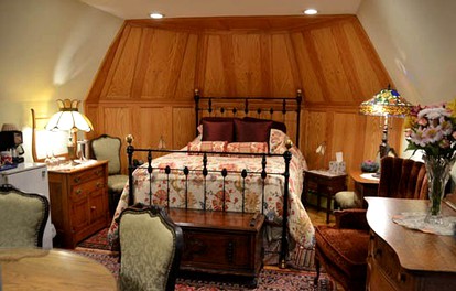 Romantic Getaway with a Jacuzzi in Saugerties, New York - Saugerties, New York - glamping.directory