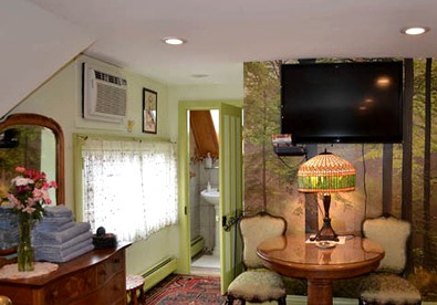 Romantic Getaway with a Jacuzzi in Saugerties, New York - Saugerties, New York - glamping.directory