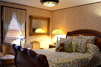 Romantic Getaway with a Jacuzzi in Saugerties, New York - glamping.directory