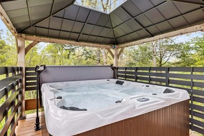 Charming Smoky Mountain Cabin with Private Fire Pit, Modern Amenities, Near Downtown Gatlinburg, Tennessee - Gatlinburg, Tennessee - glamping.directory