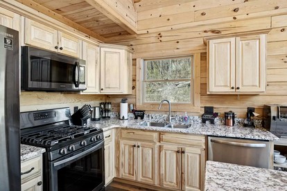 Charming Smoky Mountain Cabin with Private Fire Pit, Modern Amenities, Near Downtown Gatlinburg, Tennessee - Gatlinburg, Tennessee - glamping.directory