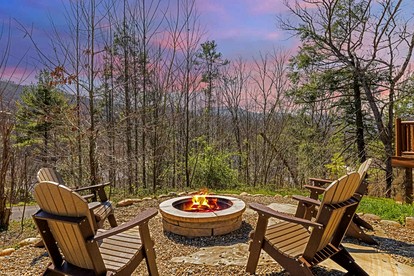 Charming Smoky Mountain Cabin with Private Fire Pit, Modern Amenities, Near Downtown Gatlinburg, Tennessee - Gatlinburg, Tennessee - glamping.directory