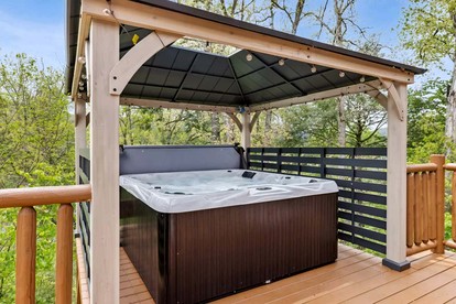 Charming Smoky Mountain Cabin with Private Fire Pit, Modern Amenities, Near Downtown Gatlinburg, Tennessee - Gatlinburg, Tennessee - glamping.directory