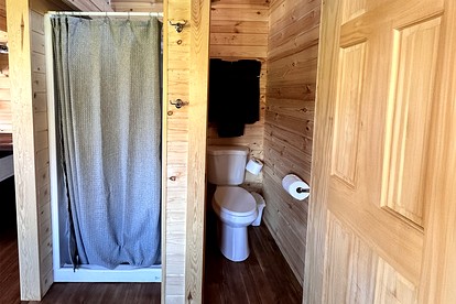Eco-Friendly Lakefront Tiny House with Views of Panorama Mountain near Denali National Park - Cantwell, Alaska - glamping.directory