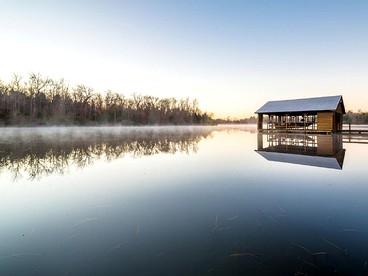 Cozy Lakeside Cabin Rental on 700-Acre Ranch near Dallas, Texas - Eustace, Texas - glamping.directory
