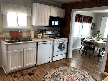 Beautiful Cottage with Private Hot Tub Overlooking Lake near Rochester, New York - Torrey, Utah - glamping.directory