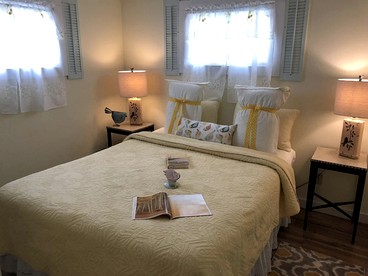 Beautiful Cottage with Private Hot Tub Overlooking Lake near Rochester, New York - Torrey, Utah - glamping.directory