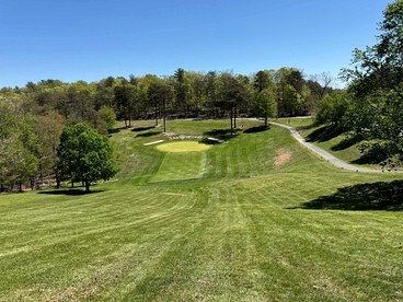 Charming Cabin on Golf Course with Fireplace & Resort Perks in Hedgesville, West Virginia - Hedgesville, West Virginia - glamping.directory