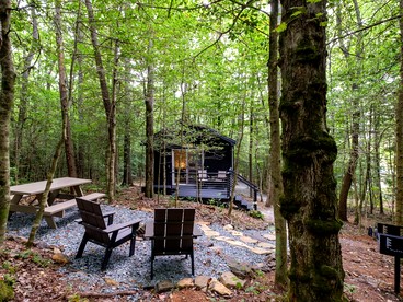 Romantic Retreat: Pet-Friendly Luxury Cabin in Enchanting Transylvania County - Transylvania County, North Carolina - glamping.directory