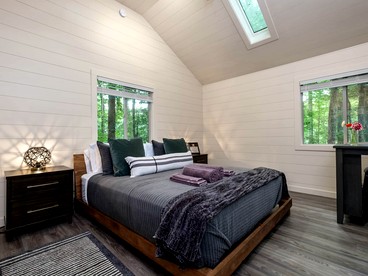 Romantic Retreat: Pet-Friendly Luxury Cabin in Enchanting Transylvania County - Transylvania County, North Carolina - glamping.directory