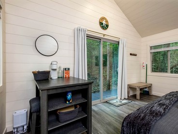 Romantic Retreat: Pet-Friendly Luxury Cabin in Enchanting Transylvania County - Transylvania County, North Carolina - glamping.directory