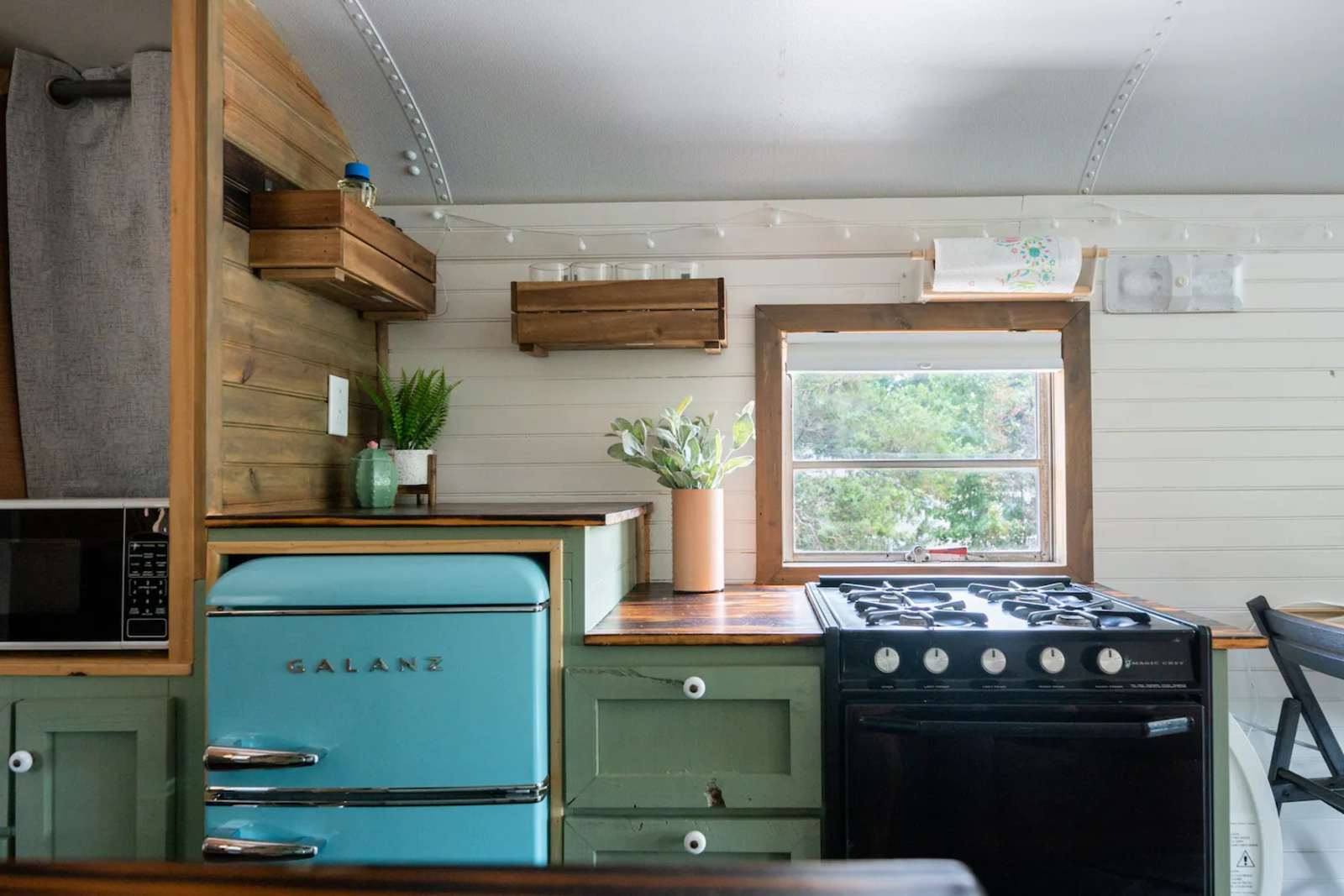 Pinnacle Bus Stop~ Blue Bungalow - Little Rock, Arkansas - glamping.directory