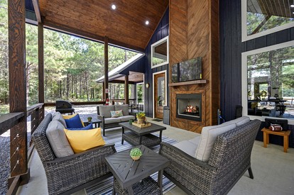 Breathtaking Luxurious Cabin with Fire Pit, Screened Beautiful Porch and Jacuzzi in Oklahoma - Broken Bow, Oklahoma - glamping.directory