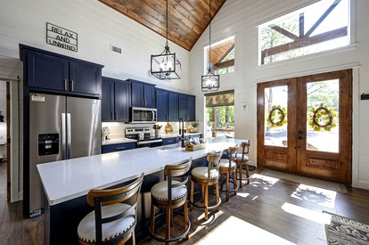 Breathtaking Luxurious Cabin with Fire Pit, Screened Beautiful Porch and Jacuzzi in Oklahoma - Broken Bow, Oklahoma - glamping.directory