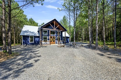 Breathtaking Luxurious Cabin with Fire Pit, Screened Beautiful Porch and Jacuzzi in Oklahoma - Broken Bow, Oklahoma - glamping.directory