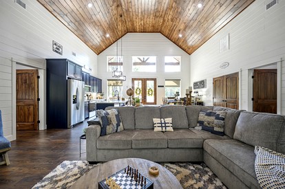Breathtaking Luxurious Cabin with Fire Pit, Screened Beautiful Porch and Jacuzzi in Oklahoma - Broken Bow, Oklahoma - glamping.directory