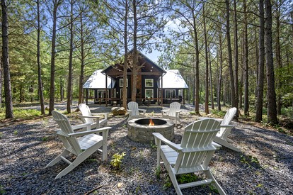 Breathtaking Luxurious Cabin with Fire Pit, Screened Beautiful Porch and Jacuzzi in Oklahoma - Broken Bow, Oklahoma - glamping.directory