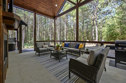 Breathtaking Luxurious Cabin with Fire Pit, Screened Beautiful Porch and Jacuzzi in Oklahoma - Broken Bow, Oklahoma - glamping.directory