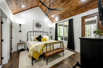 Breathtaking Luxurious Cabin with Fire Pit, Screened Beautiful Porch and Jacuzzi in Oklahoma - Broken Bow, Oklahoma - glamping.directory