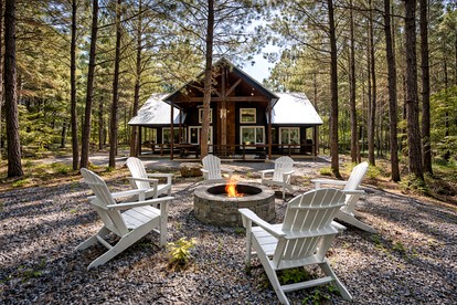 Breathtaking Luxurious Cabin with Fire Pit, Screened Beautiful Porch and Jacuzzi in Oklahoma - glamping.directory