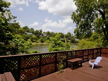 Beautiful Waterfront Vacation Rental close to Opryland in Nashville, Tennessee - Nashville, Tennessee - glamping.directory