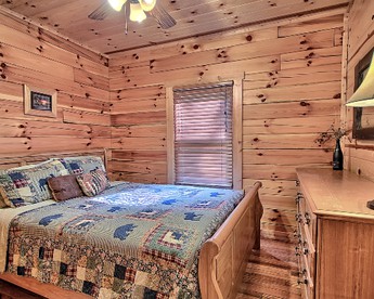 Secluded Cabin Rental Tucked Away in the Countryside near Hocking Hills Park, Ohio - Logan, Ohio - glamping.directory