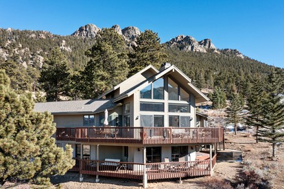 Incredible Mountain Retreat with Hot Tub and Panoramic Views near the Rockies and Estes Park, Colorado - glamping.directory