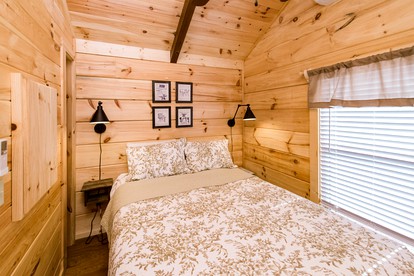 Stunning Cabin Close to Tryon and the Foothills of Mill Spring near Lake Lure, North Carolina - Mill Spring, North Carolina - glamping.directory