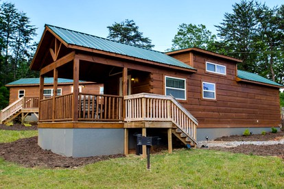 Stunning Cabin Close to Tryon and the Foothills of Mill Spring near Lake Lure, North Carolina - Mill Spring, North Carolina - glamping.directory