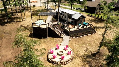Spectacular Cabin Surrounded by Trees in Tracy City, Tennessee - Tracy City, Tennessee - glamping.directory