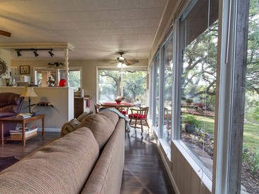 Romantic Luxury Cottage Rental for Two with Fireplace in Texas Hill Country - Georgetown, Texas - glamping.directory