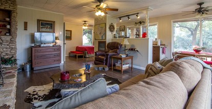 Romantic Luxury Cottage Rental for Two with Fireplace in Texas Hill Country - Georgetown, Texas - glamping.directory