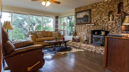 Romantic Luxury Cottage Rental for Two with Fireplace in Texas Hill Country - Georgetown, Texas - glamping.directory