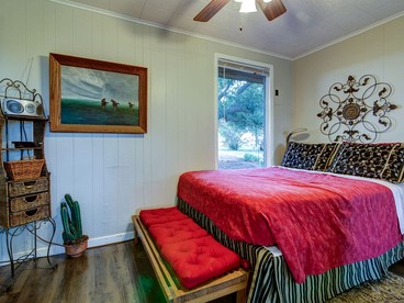 Romantic Luxury Cottage Rental for Two with Fireplace in Texas Hill Country - Georgetown, Texas - glamping.directory