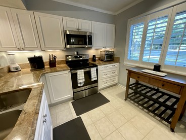 Glorious Cottage with Fireplace in Myrtle Beach, South Carolina - Myrtle Beach, South Carolina - glamping.directory