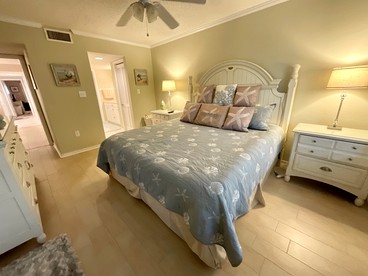Glorious Cottage with Fireplace in Myrtle Beach, South Carolina - Myrtle Beach, South Carolina - glamping.directory