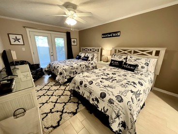 Glorious Cottage with Fireplace in Myrtle Beach, South Carolina - Myrtle Beach, South Carolina - glamping.directory