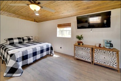 Rural Cabins Incredible for Groups Getaways in Texas - Bandera, Texas - glamping.directory
