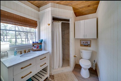Rural Cabins Incredible for Groups Getaways in Texas - Bandera, Texas - glamping.directory