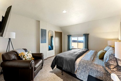 Panoramic Water and Olympic Mountain Views Modern Apartment Steps to Culture and Cuisine in Port Angeles, Washington - Port Angeles, Washington - glamping.directory