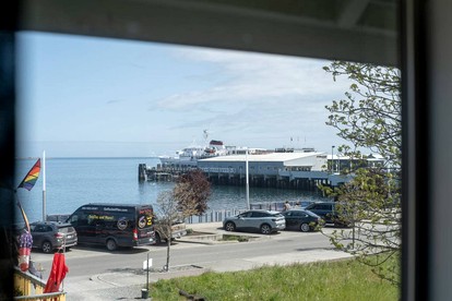 Panoramic Water and Olympic Mountain Views Modern Apartment Steps to Culture and Cuisine in Port Angeles, Washington - Port Angeles, Washington - glamping.directory