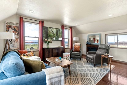 Panoramic Water and Olympic Mountain Views Modern Apartment Steps to Culture and Cuisine in Port Angeles, Washington - Port Angeles, Washington - glamping.directory