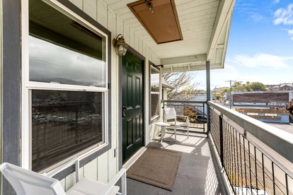 Panoramic Water and Olympic Mountain Views Modern Apartment Steps to Culture and Cuisine in Port Angeles, Washington - Port Angeles, Washington - glamping.directory