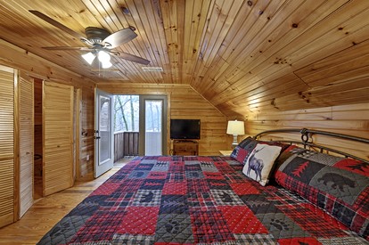 Gorgeous Spacious Log Cabin with Hot Tub Surrounded by Trees and Close to Broken Bow Lake in Hochatown, Oklahoma - Hochatown, Oklahoma - glamping.directory